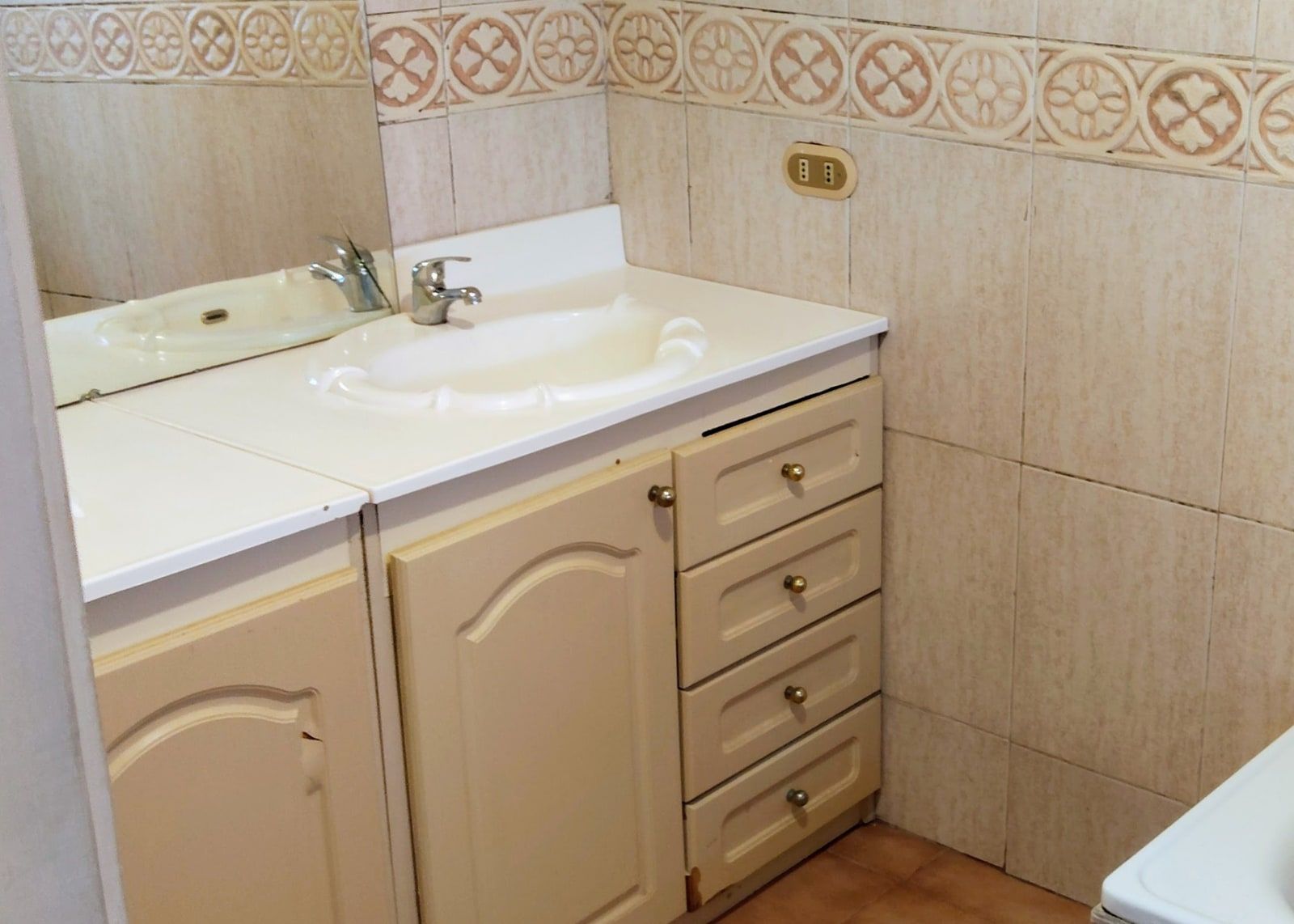 Lavamanos y espejo del baño fotografiado en el sector A201 de Hostal Antonio Varas