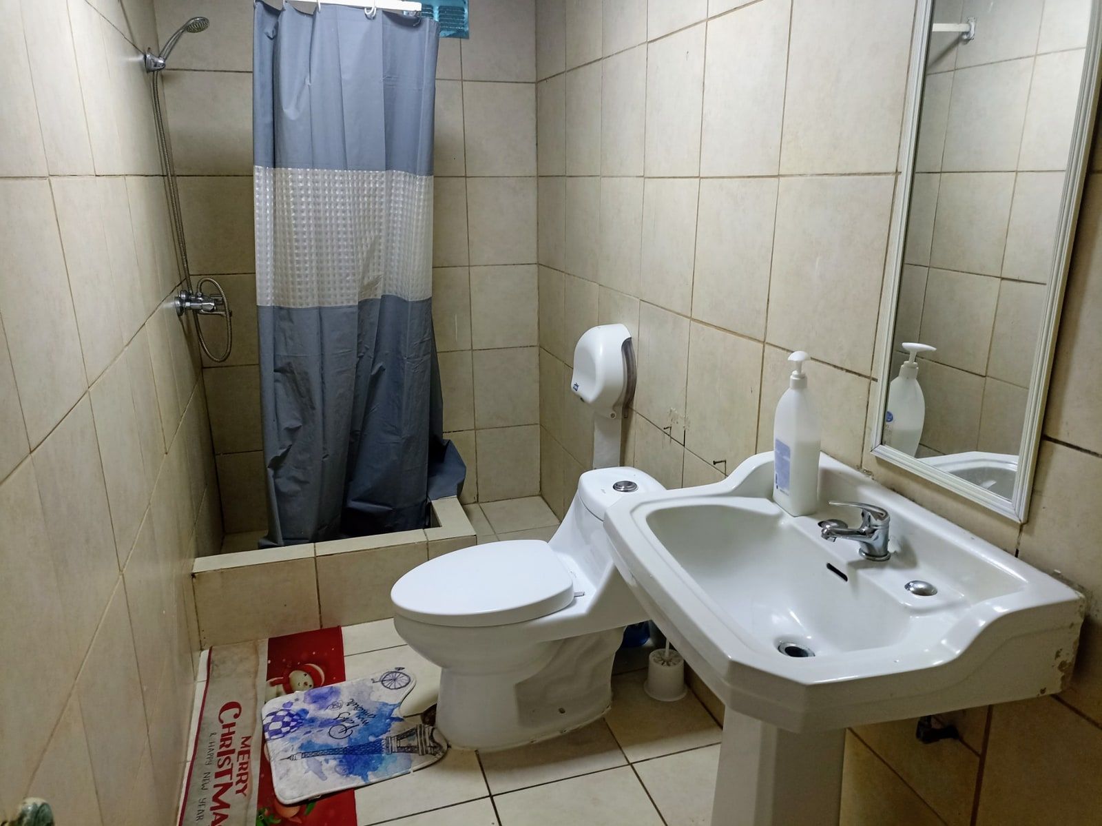 Interior del baño del sector B de Hostal Antonio Varas de Collao