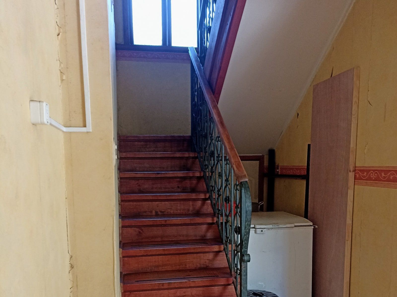 Escalera interior de Hostal Antonio Varas de Collao