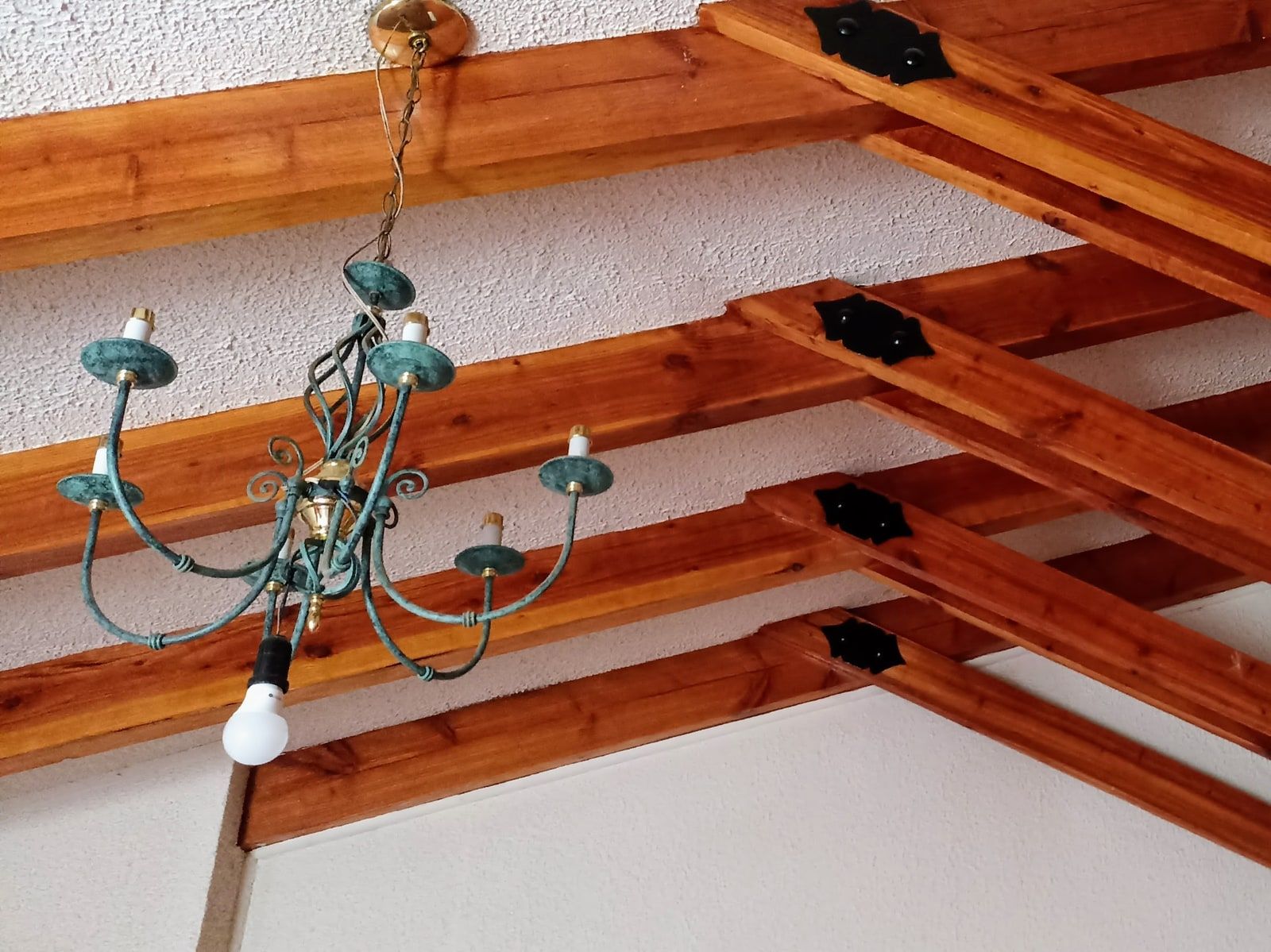Detalle del techo y lámpara del hall de Hostal Antonio Varas de Collao