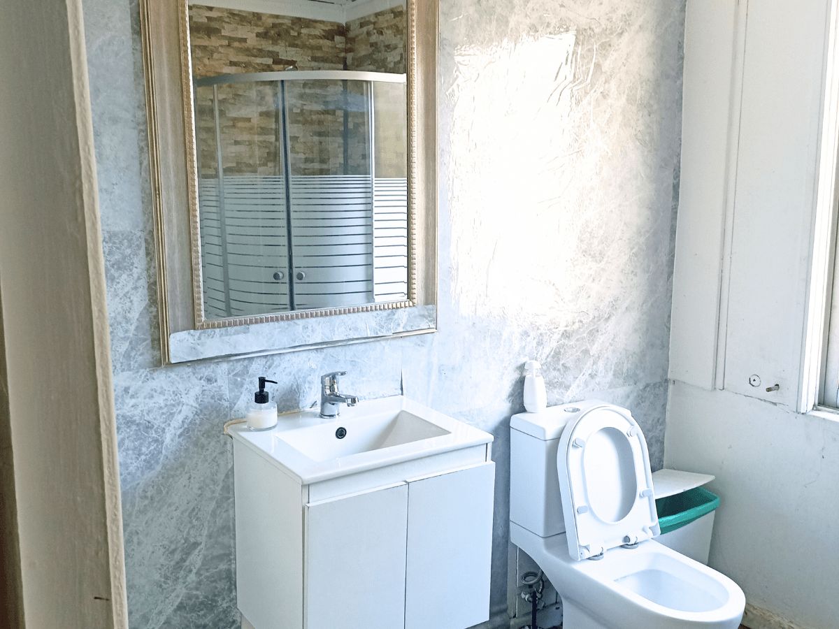 Lavamanos y espejo de un baño compartido de Hostal Puchacay
