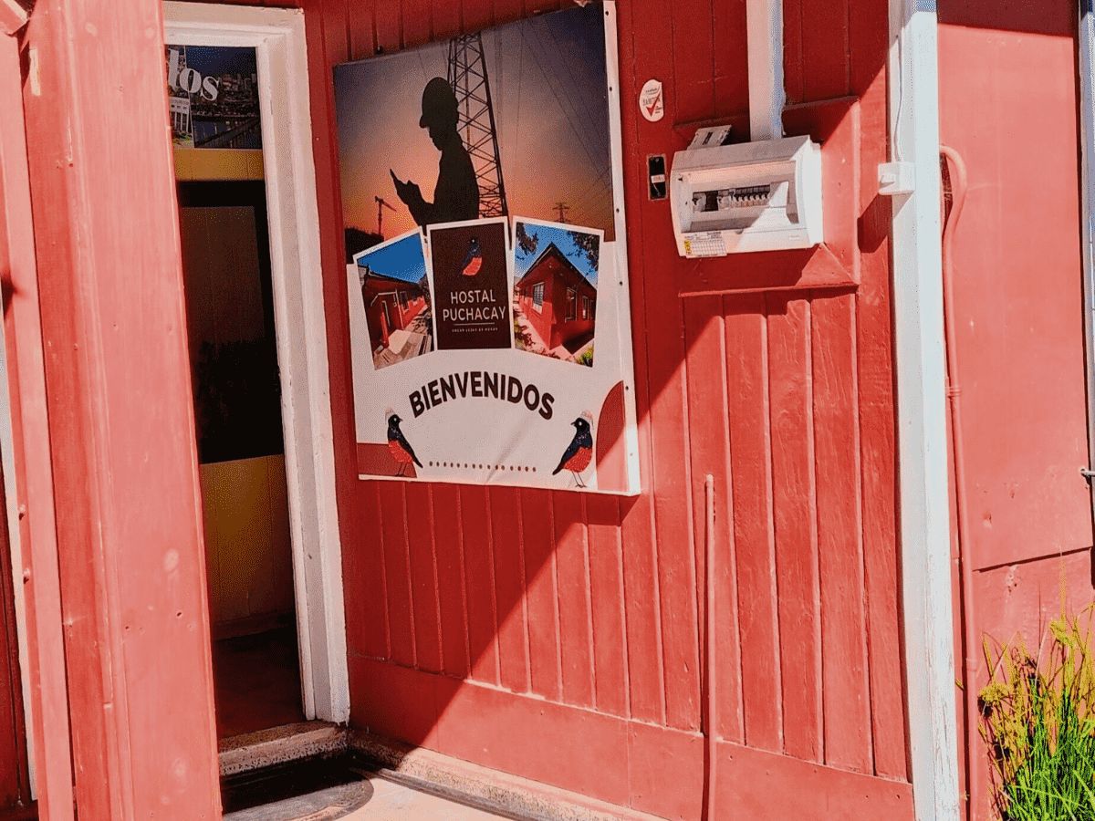 Entrada de Hostal Puchacay con el letrero de bienvenida