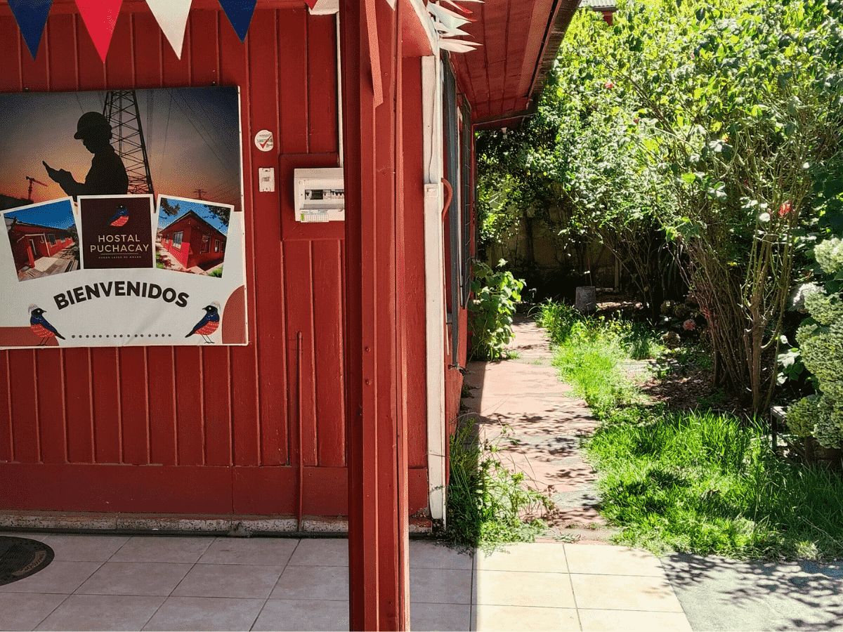 Fachada de Hostal Puchacay con vista del patio delantero